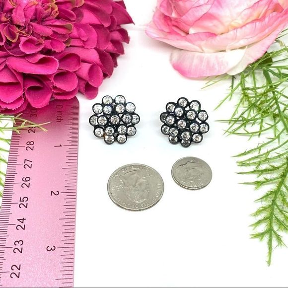 VINTAGE⚜️Clustered Crystal Black Clip Earrings - Picture 7 of 7
